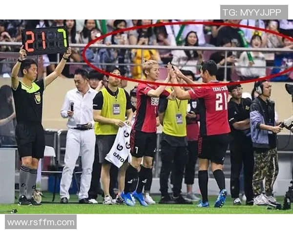 欧洲街头足球明星与粉丝亲密互动拍照留念的精彩瞬间