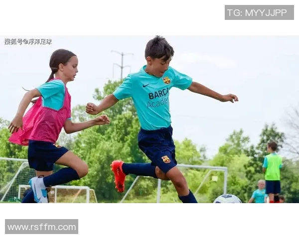 足球明星与小孩互动踢球视频引发热议温馨瞬间感动无数网友