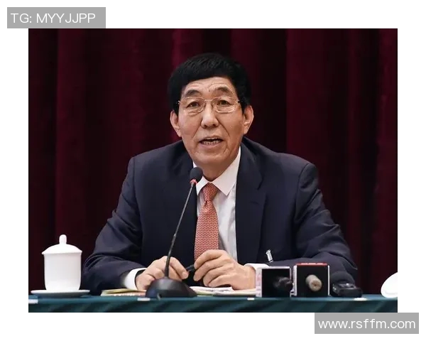 足球明星的奋斗历程与传奇事迹展现了体育精神的无限魅力